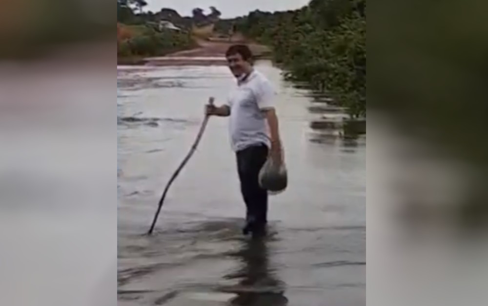 Médico atravessa enchente para atender comunidade carente de Bonópolis (Foto: Reprodução - TvAnhanguera)