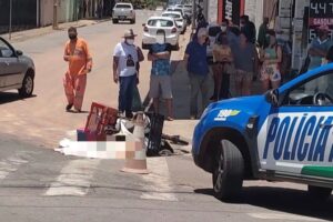 Acidente aconteceu em frente à um posto de combustíveis na Avenida Xavier de Almeida, no Setor Central. (Foto: Vinicius Guedes)