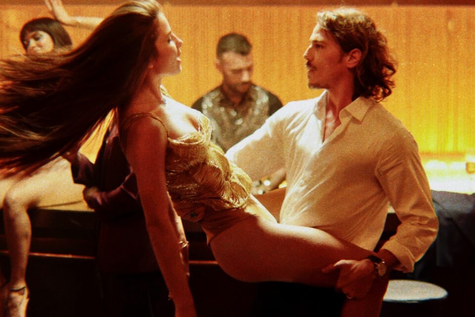 Giulia Be grava novo clipe com Rômulo Neto e diretor colombiano