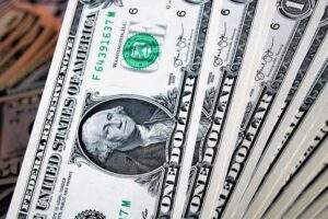 Dólar cai e encerra o dia abaixo dos R$ 5,40 pela primeira vez em quatro meses