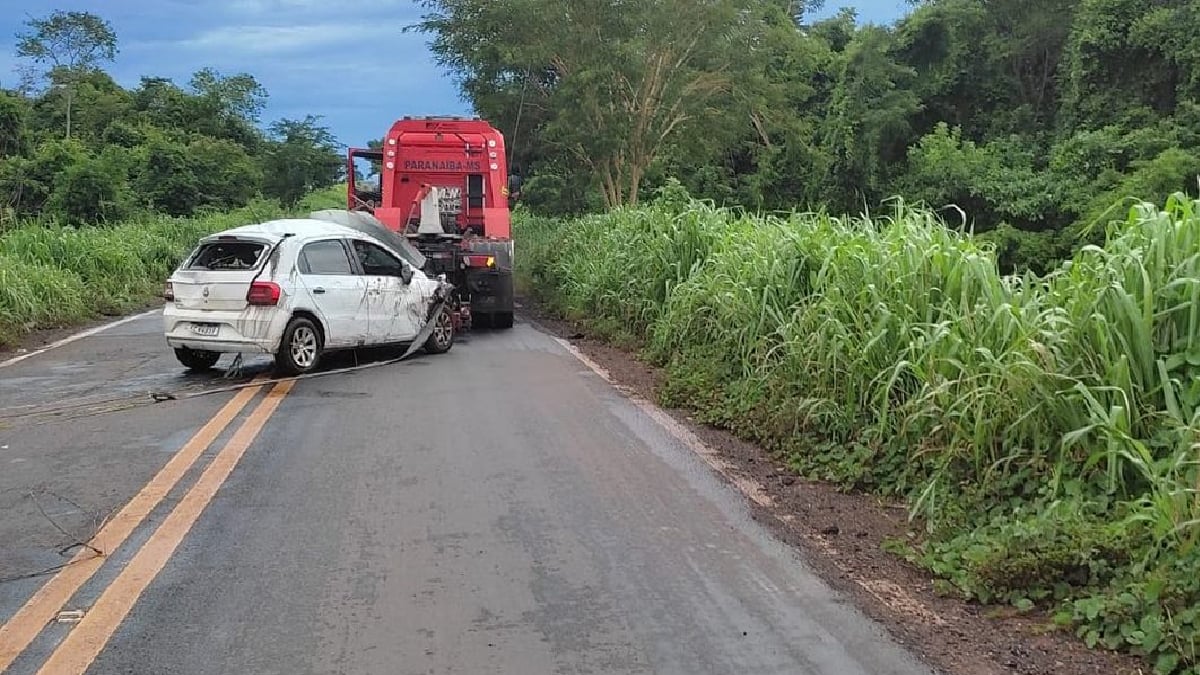 Mulher perde controle da direção e carro cai dentro de Rio Verdinho, em Caçu