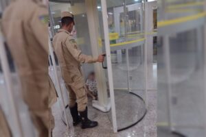 Criança fica presa em porta giratória de agência bancária em Santa Helena de Goiás