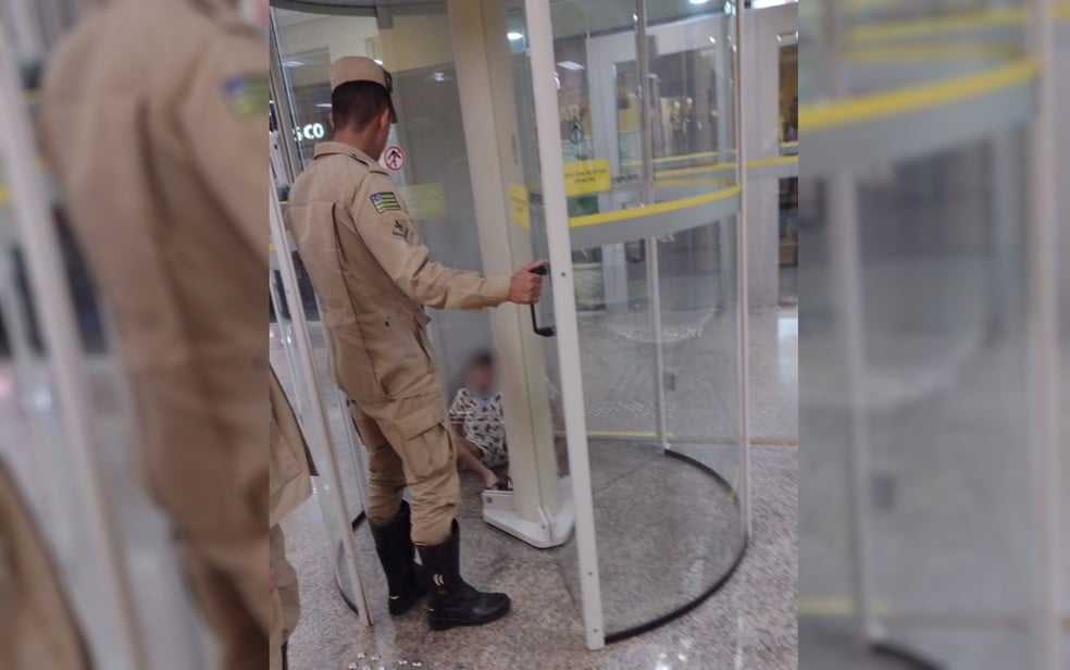 Criança fica presa em porta giratória de agência bancária em Santa Helena de Goiás