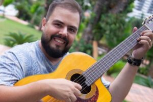 Músico Ricardo Coutinho comanda roda de samba em Goiânia