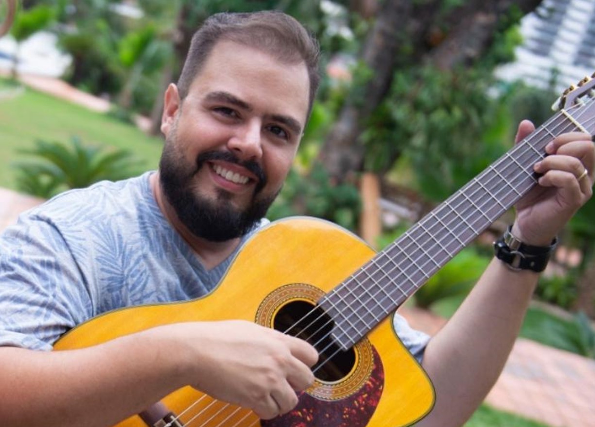 Músico Ricardo Coutinho comanda roda de samba em Goiânia