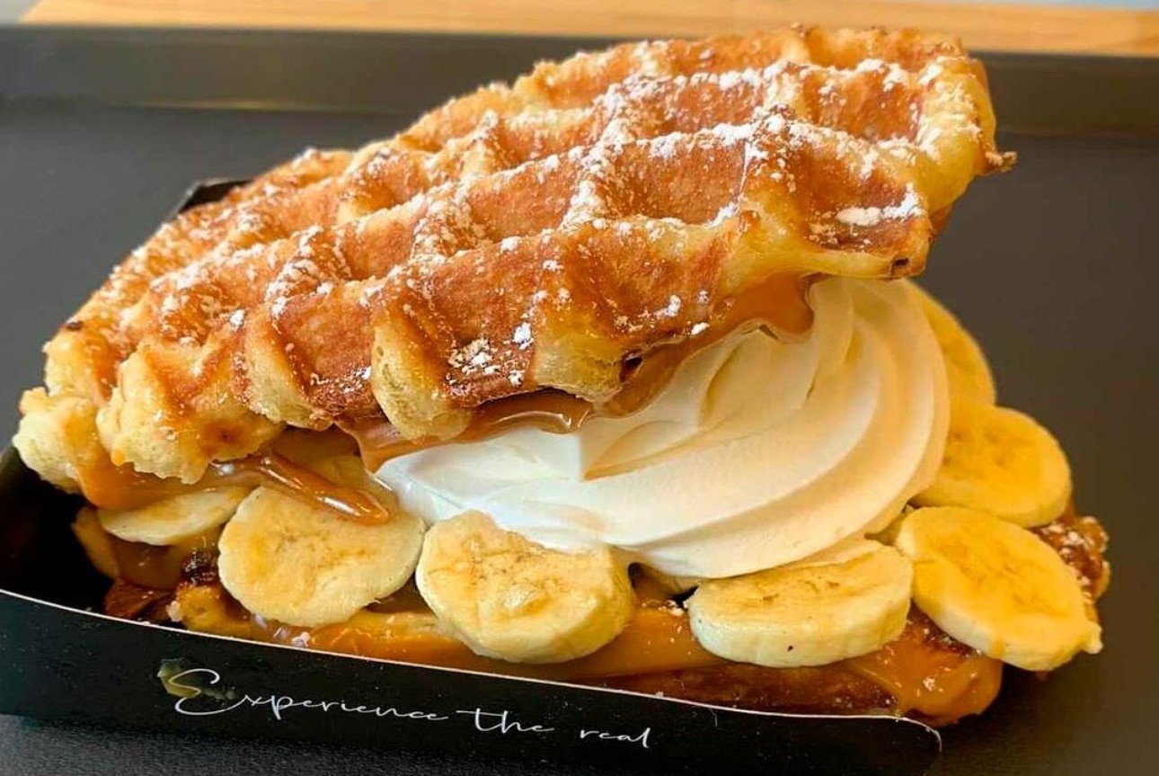 Big Belga: waffles de liège cobertos com doce de leite, banana e sorvete cremoso, opção de waffles em Goiânia