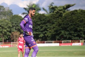Goleiro Tony em treino no Vila Nova