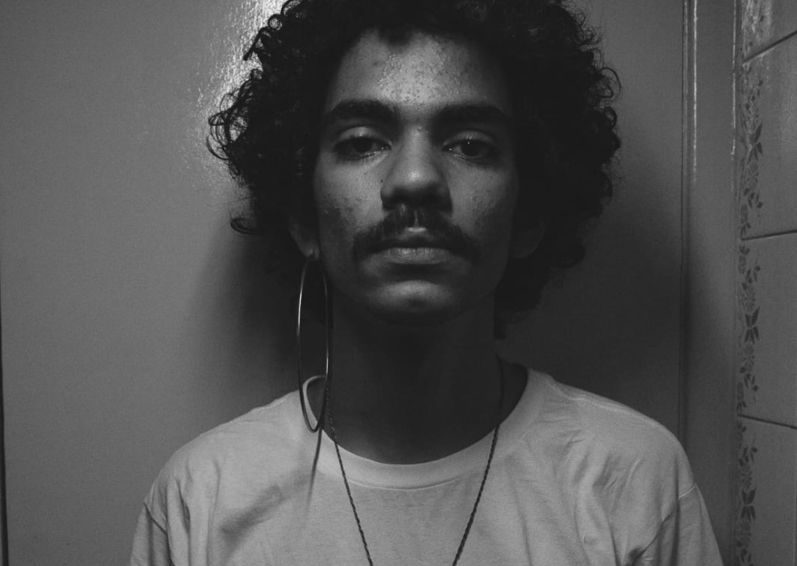 Rheuter se apresenta durante evento Luau Marginal, com show em Goiânia e palco aberto ao público