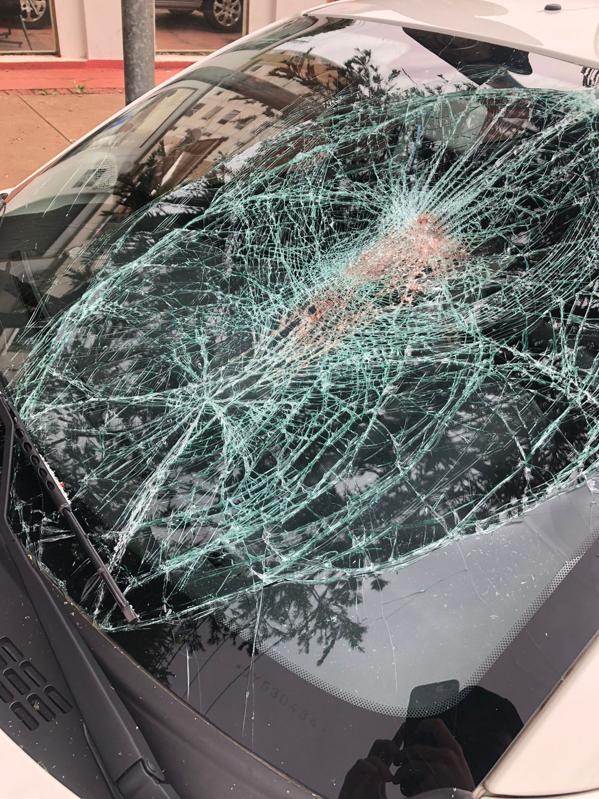 Motorista atropela motociclista enquanto olhava GPS em Goiânia