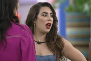 Sertaneja já deu declaração polêmica sobre racismo e foi comparada à Karol Conká. Naiara Azevedo é 'cancelada' já no primeiro dia do BBB 22
