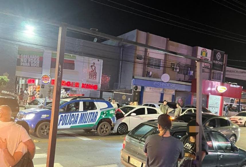 Acidente aconteceu em frente a restaurantes, bares e lanchonetes da Avenida. (Foto: Reprodução)