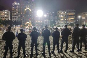 Policiais militares em Copacabana durante o Réveillon - PM do Rio de Janeiro