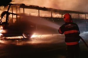 Pane no sistema elétrico provoca incêndio em ônibus na BR-050, em Catalão