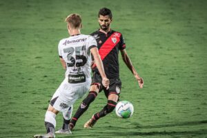 Jorginho em ação pelo Atlético Goianiense
