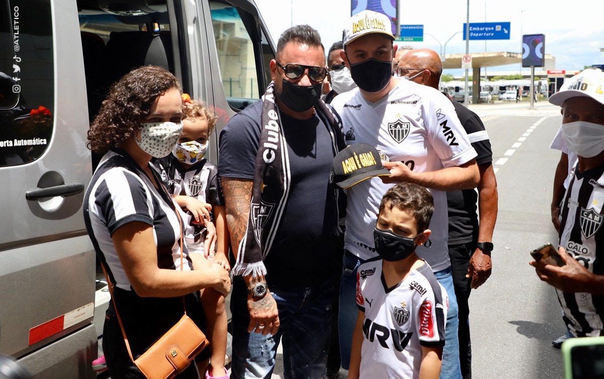 Antonio Mohamed posa para foto com torcedores do Atlético-MG