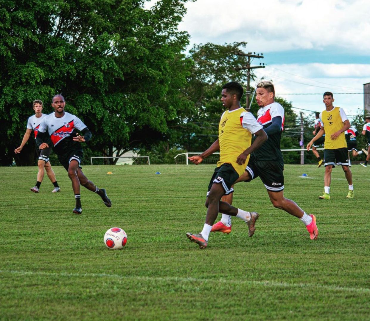 Elenco do Anápolis treinando