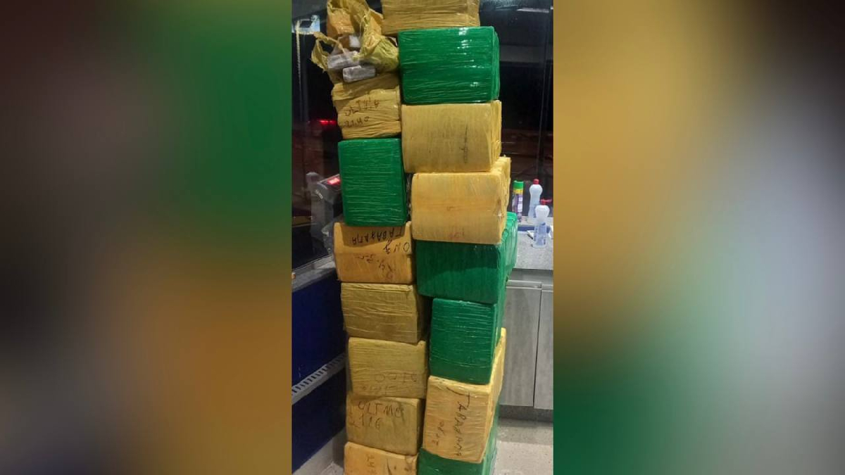 Motorista tenta fugir mas acaba preso com 300 quilos de maconha na BR-153, em Morrinhos