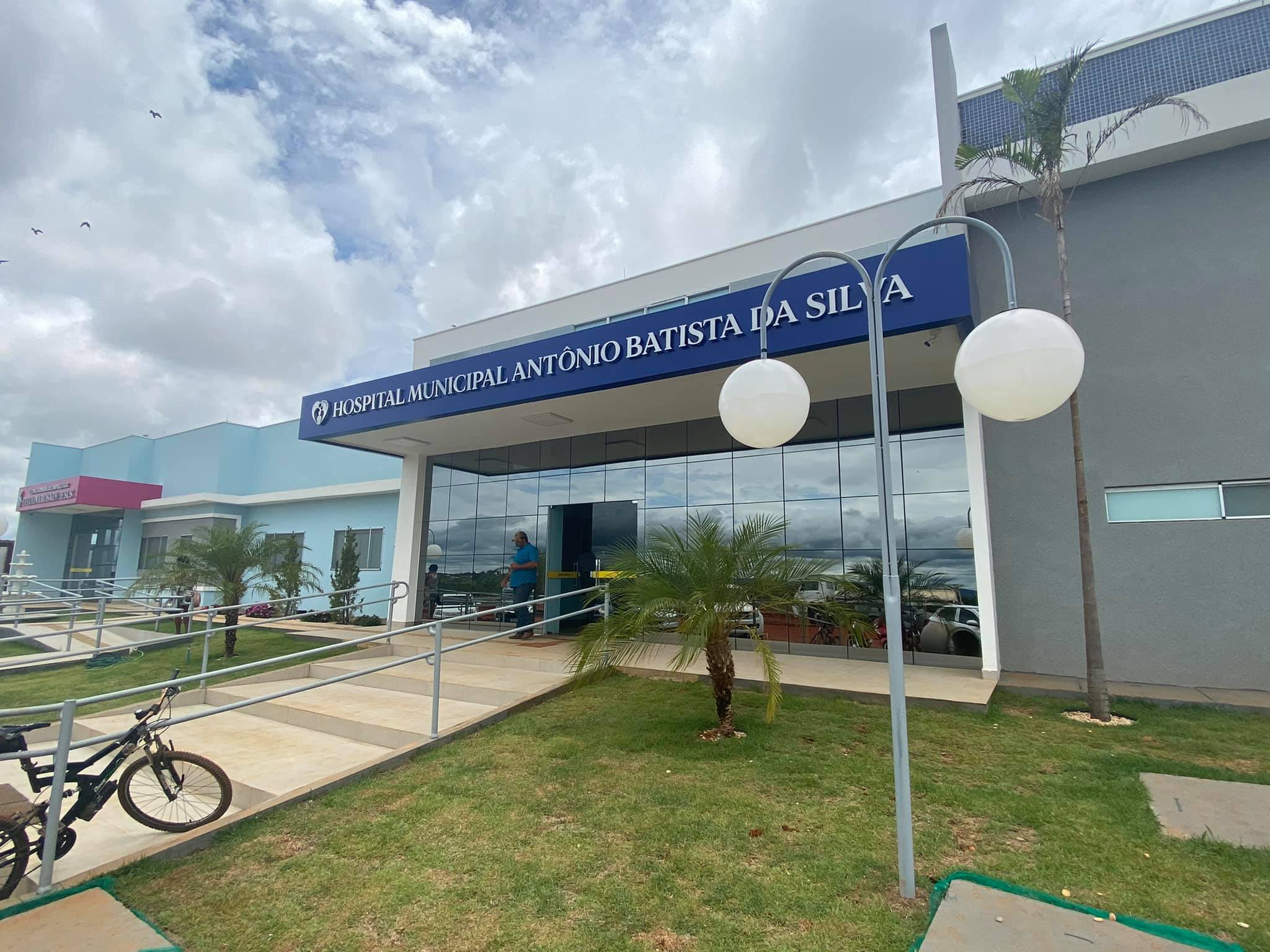 Vídeo mostra homem caído e sangrando em frente ao Hospital Municipal de Bela Vista