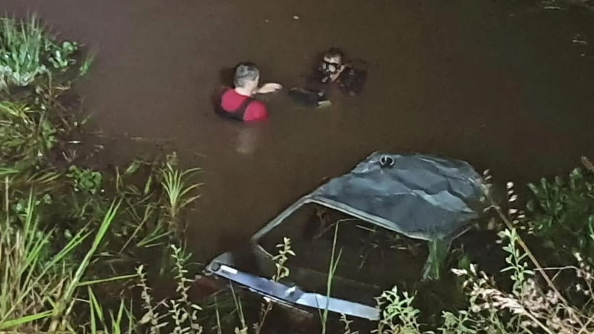 Motorista morre após carro cair dentro do Rio Verdão na GO-325, em Santa Helena