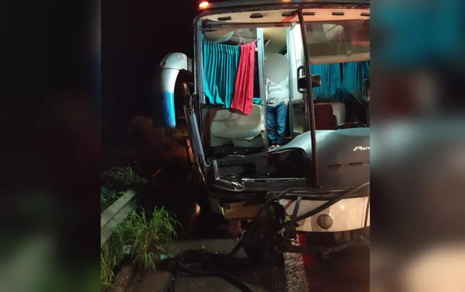 Colisão entre ônibus e carro deixa seis mortos na BR-020 em Formosa