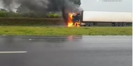 Carreta pega fogo na BR-050, entre Catalão e Campo Alegre (Foto: Reprodução)