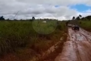 Ambulância passa por pasto para desviar de atoleiro em Porangatu