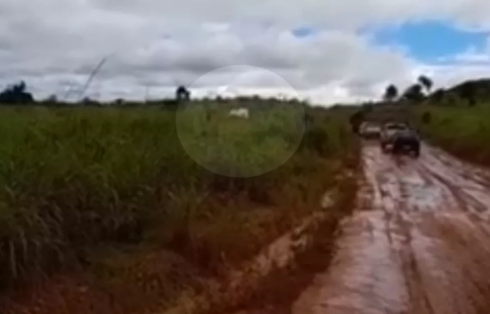 Ambulância passa por pasto para desviar de atoleiro em Porangatu