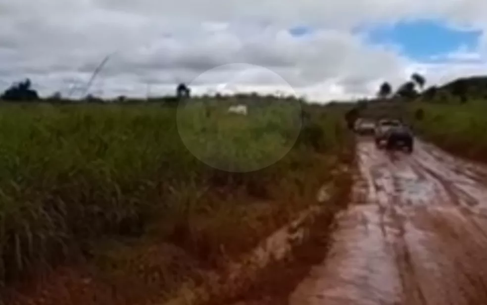 Ambulância passa por pasto para desviar de atoleiro em Porangatu (Foto: Reprodução/Vídeo)