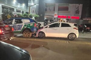 Hyundai HB20 atingiu traseira da viatura na Avenida São Francisco. (Foto: Reprodução)