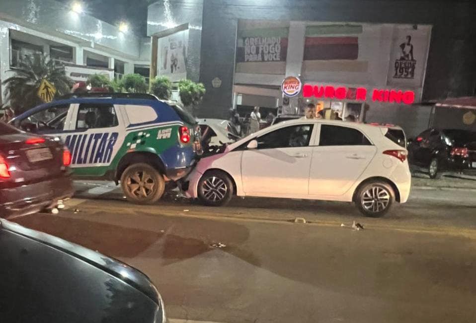 Hyundai HB20 atingiu traseira da viatura na Avenida São Francisco. (Foto: Reprodução)