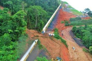 Trânsito está totalmente interditado. Não há registro de mortes. Dique de barragem transborda e fecha BR-040, em Belo Horizonte Nova Lima