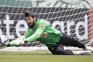 Alisson em treino pela seleção brasileira