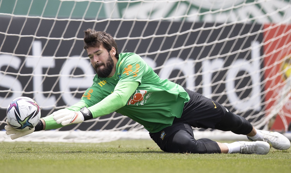 Alisson em treino pela seleção brasileira