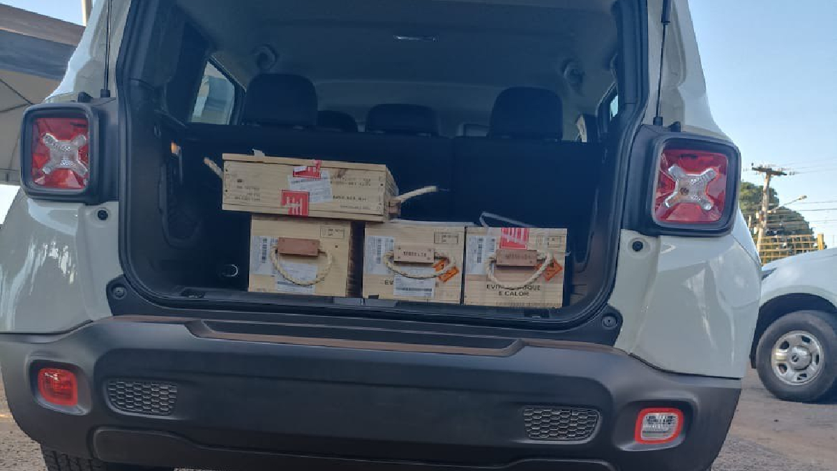 O casal vai ser recambiado para o Rio de Janeiro, onde eram procurados pelo cometimento de crimes, conforme mandados de prisão, de associação para o tráfico de drogas. (Foto: Divulgação - PM)