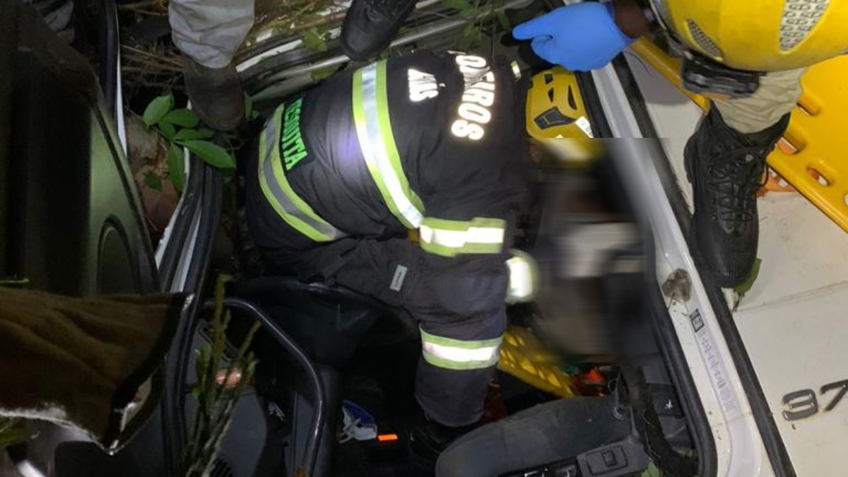 Caminhoneiro fica preso entre ferragens após carretar tombar na GO-139 em Corumbaíba