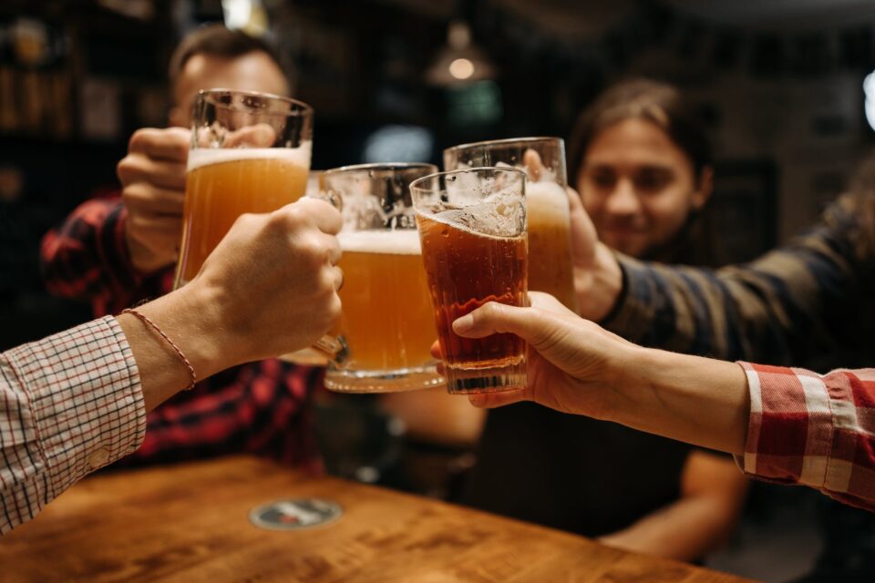 Remédio decompõe até 70% do álcool em uma hora. Veja como funciona a pílula que promete acabar com a ressaca