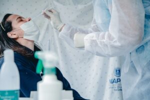 Testes em hospitais, clínicas e laboratórios entram no IR; os de farmácia, não. Veja como declarar exames de Covid-19 no Imposto de Renda