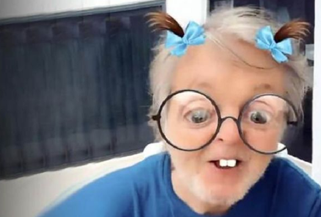 Cantor já apareceu com cara de bebê, de tranças e com o cabelo vermelho. Paul McCartney descobre filtros do Instagram e viraliza na web