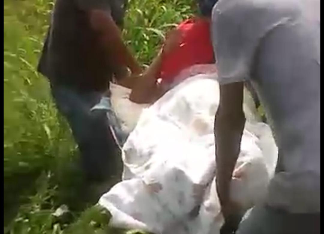 Gestante é carregada em carrinho de mão em rua com lama em São Domingos