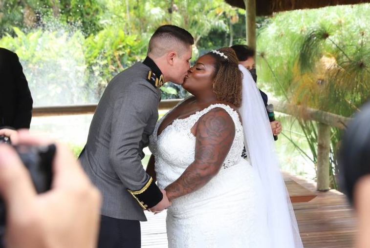 Casamento da cantora foi no Rio; ela conheceu Lucas Souza há cinco meses. Fotos do casamento de Jojo Todynho com oficial do Exército