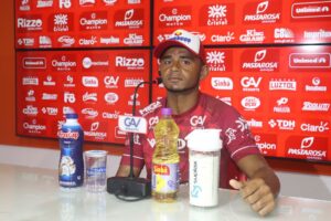 Volante Deivid em coletiva no Vila Nova