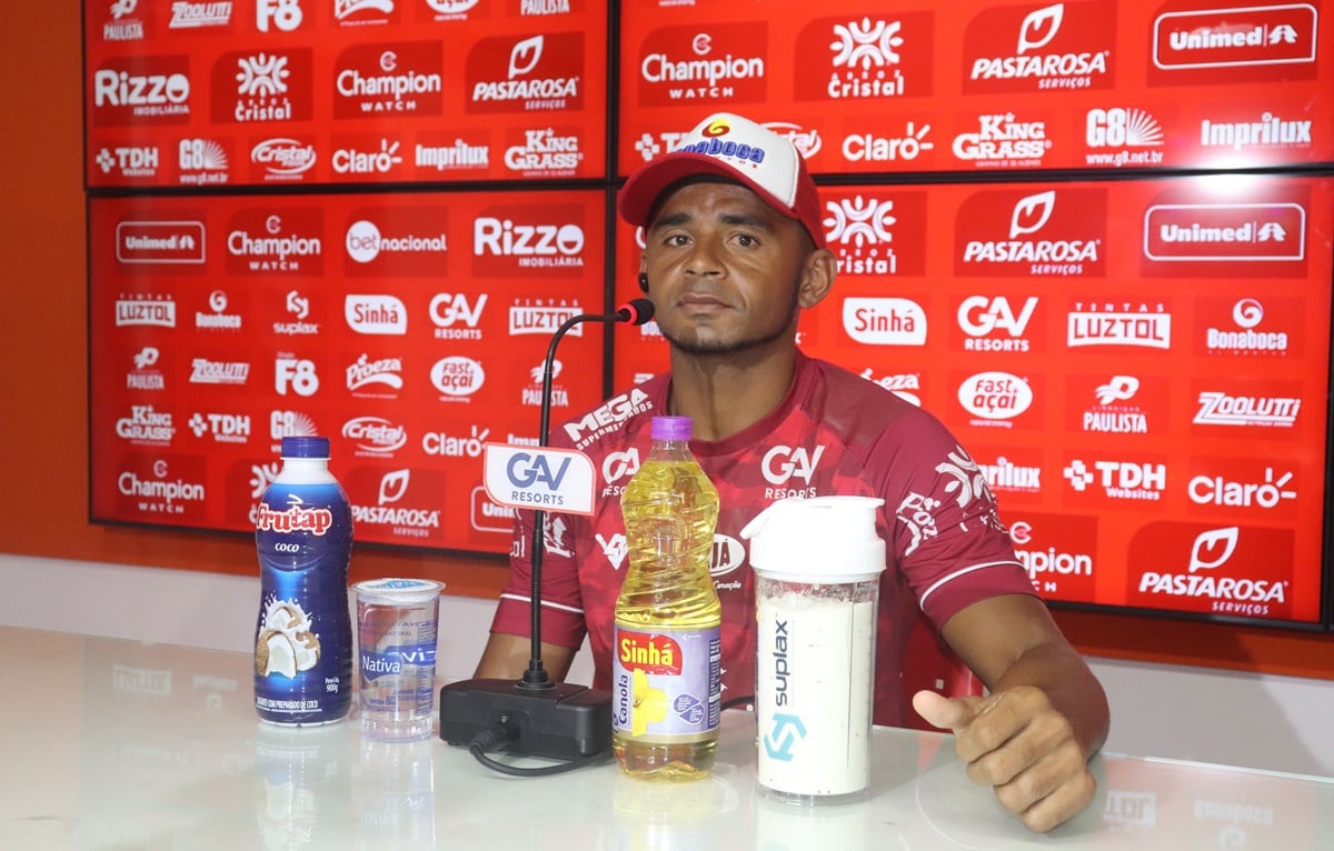 Volante Deivid em coletiva no Vila Nova