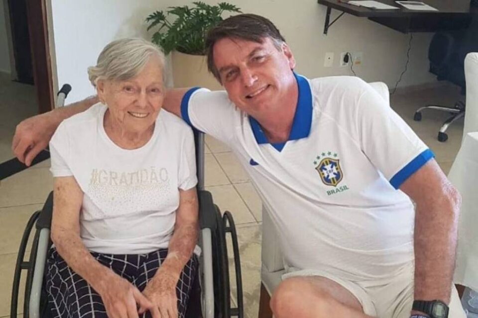 Mãe de Bolsonaro é enterrada no interior de São Paulo
