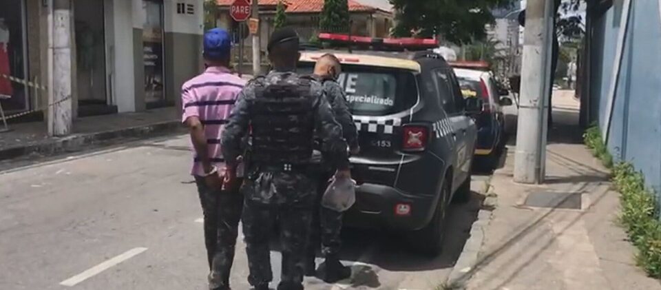 Homem rouba celular, mas suas selfies vão parar no e-mail da vítima e ele é preso