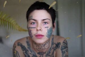 Polina Morugina ainda deverá pagar cerca de R$ 22 mil ao estado russo. Atriz russa pode ser presa após foto em frente a uma igreja: veja