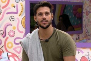 Irmão do ex-BBB diz que ele se comunica com expressões e olhos bem abertos. Rodrigo Mussi tem dia mais lúcido cirurgia na coluna é descartada