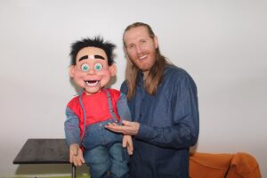 Yakko Sideratos em Goiânia: Ator, humorista e ventríloquo se apresenta neste sábado e domingo no Guardians Comedy Club