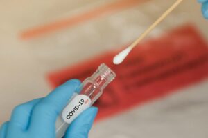 Justiça condena homem que teve Covid e saiu de isolamento para ver jogo a pagar R$3 mil de indenização