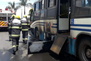 Ônibus do Eixo Anhanguera pega fogo na GO-060, em Trindade