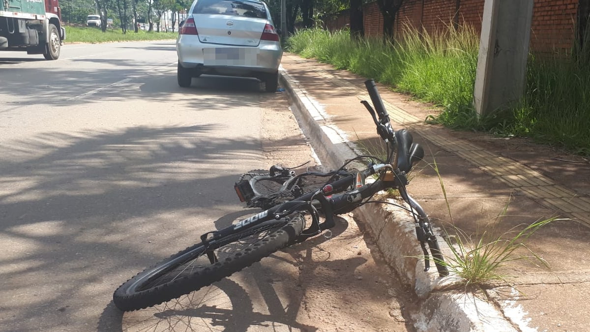 Ciclista fica em estado grave após ser atropelado por carro em Goiânia